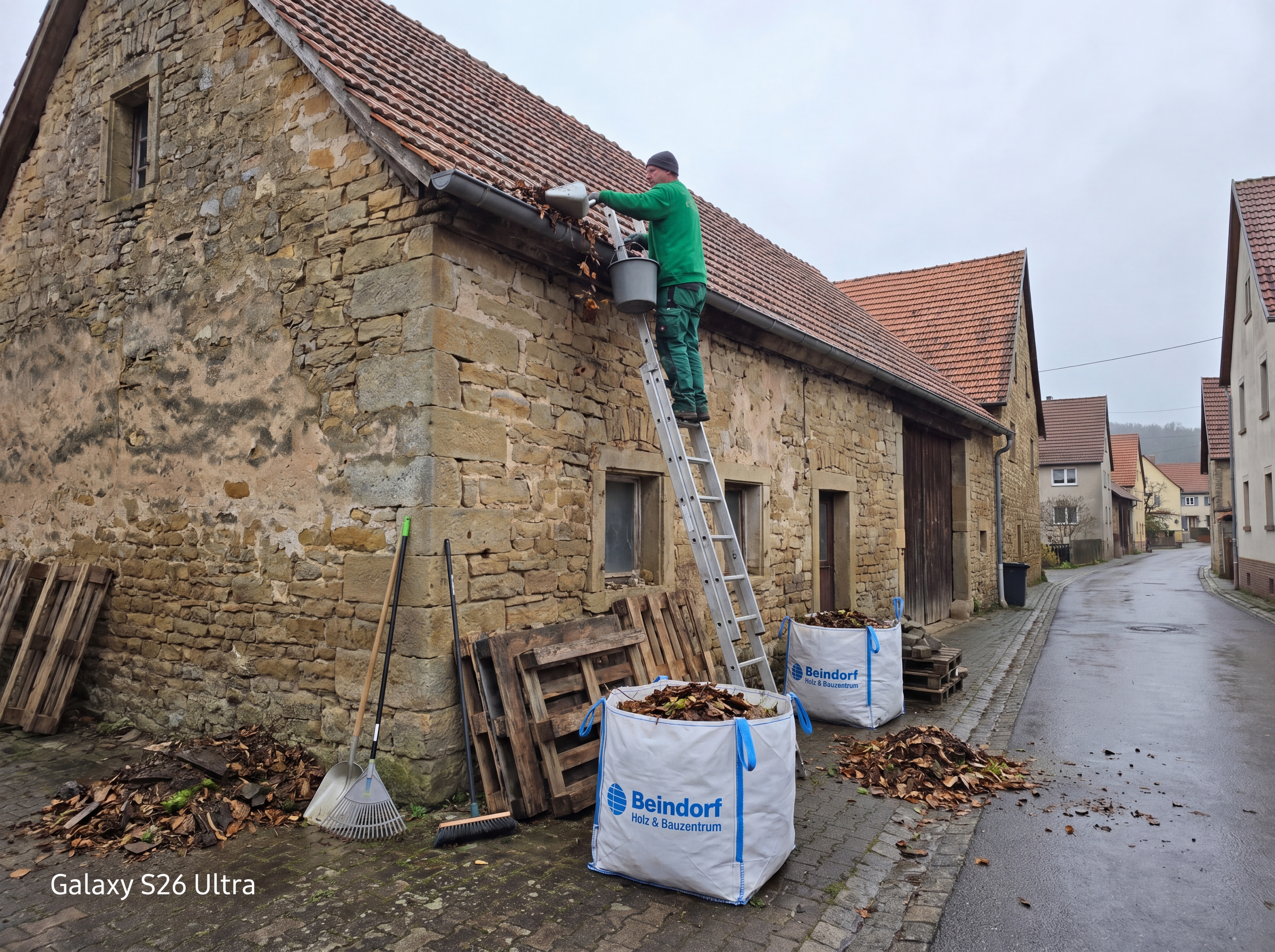 Dachrinne reinigen – Laubentfernung